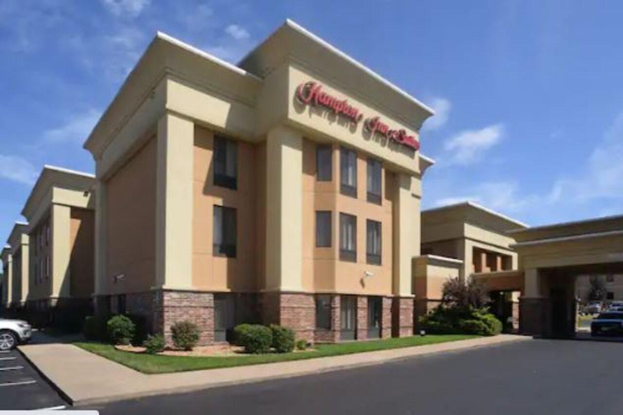 Hampton Inn & Suites Springfield Exterior photo