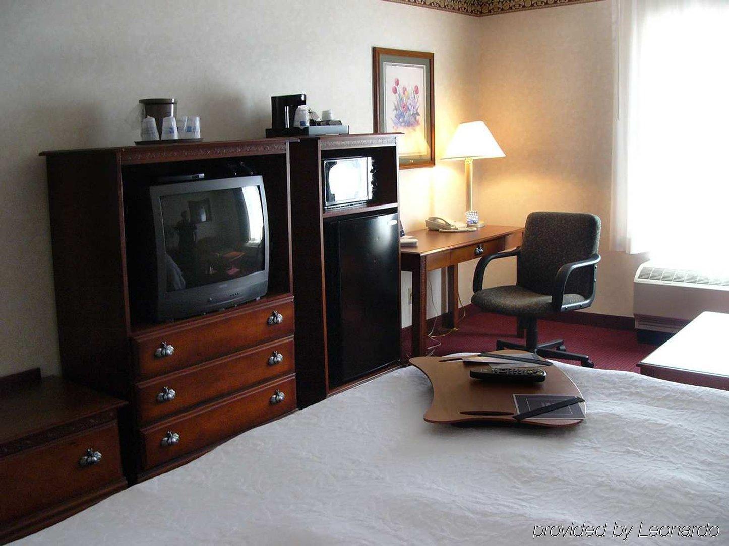 Hampton Inn & Suites Springfield Room photo