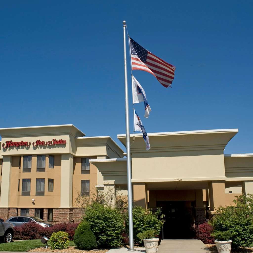 Hampton Inn & Suites Springfield Exterior photo