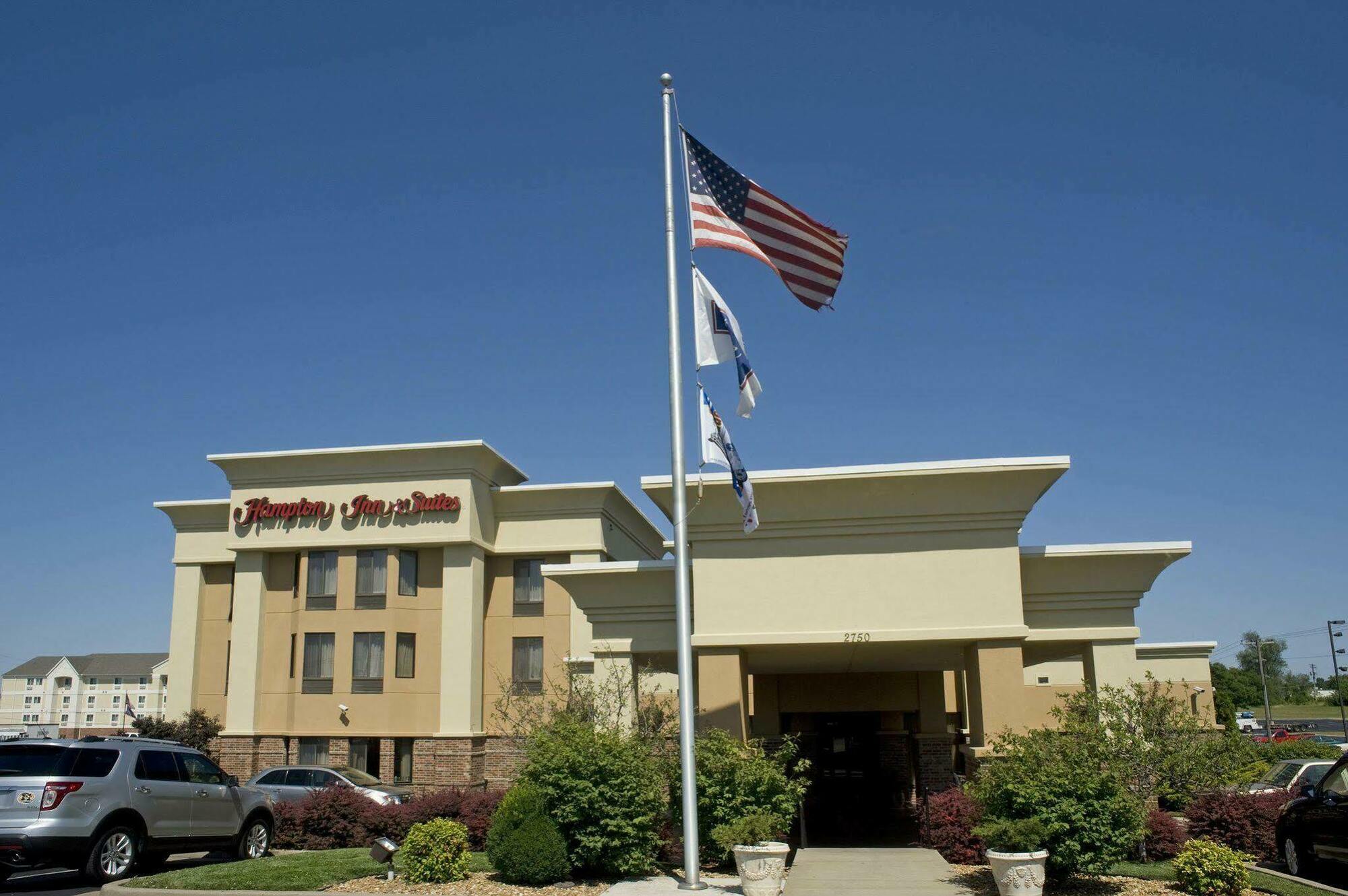 Hampton Inn & Suites Springfield Exterior photo